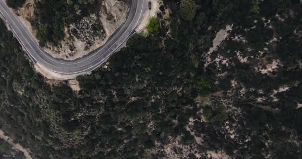 无人机在森林覆盖的山上用一辆停着的黑色汽车弯道射击 加利福尼亚州圣安妮塔峡谷 乌萨州 — 图库视频影像