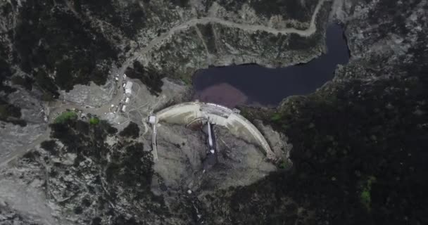 Strzał Powietrza Przed Rzeką Pobliżu Krętej Drogi Ciemnych Zalesionych Górach — Wideo stockowe