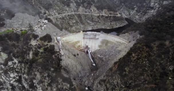 Drone Shot Hydro Dam Voor Een Vijver Bergen Met Een — Stockvideo