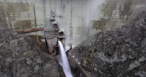 Drone Schot Stromend Water Van Een Dam Stenen Bergen Met — Stockvideo