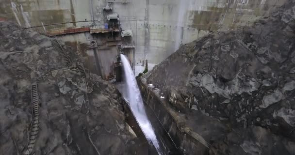 Дрони Знімали Велику Дамбу Потоком Води Горах Дорогою Сходами Санта — стокове відео