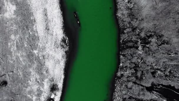 Overhead Antenn Kamera Zoomning Till Grön Bergsflod Med Vita Stränder — Stockvideo