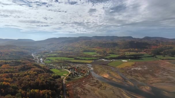 Drone Vista Montanhas Com Floresta Densa Campos Uma Pequena Cidade — Vídeo de Stock