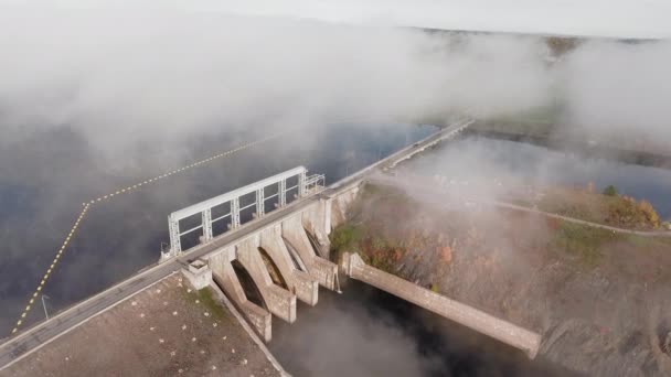 Caméra de drone tourne sur la rivière et la route avec des voitures et des barrages dans le brouillard d'automne (barrage de Mactaqac, Nouveau-Brunswick, Canada )