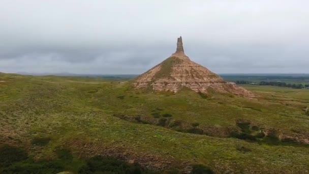 Drone Shot Rock Formation Grassland Chimney Rock National Historic Site — Vídeos de Stock