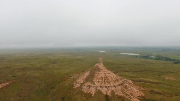 以田野 湖泊和灰色天空为背景的Chimney岩石全景无人驾驶镜头 Chimney Rock National Historic Site Nebraska Usa — 图库视频影像