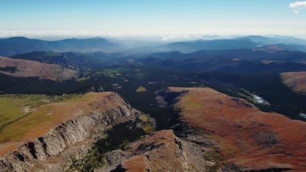 Luftaufnahme Des Nebligen Tals Mit Wald Und Bärenpfad Vom Gipfel — Stockvideo