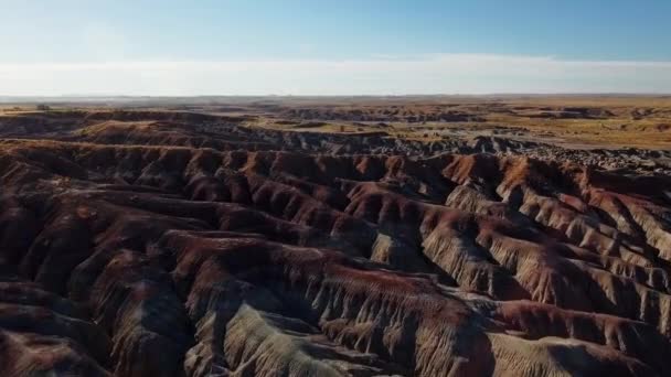 Colpo Aereo Panoramico Formazione Geologica Ondulata Rossa Terra Deserta Dello — Video Stock