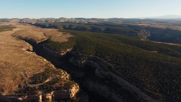 Dron Panoramatický Záběr Hluboké Štěrbiny Národním Parku Mesa Verde Původní — Stock video