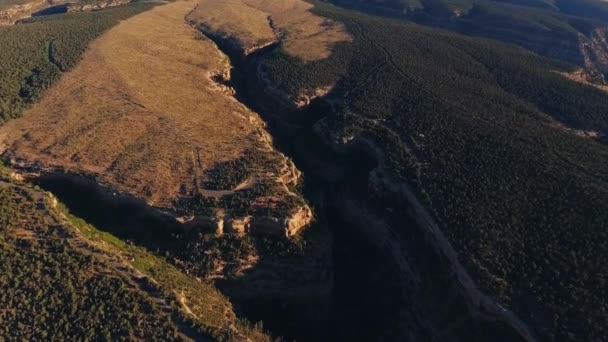 Luchtfoto Van Puebloan Inheemse Amerikaanse Zonnetempel Aan Rand Van Bergketen — Stockvideo