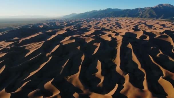 Drone Panoráma Hullámos Sárga Homokdűnék Hegyek Horizonton Nagy Homok Dunes — Stock videók