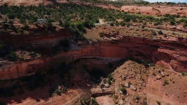 Аэросъемка Дороги Вдоль Скалы Глубокого Каньона Национального Монумента Колорадо Колорадо — стоковое видео