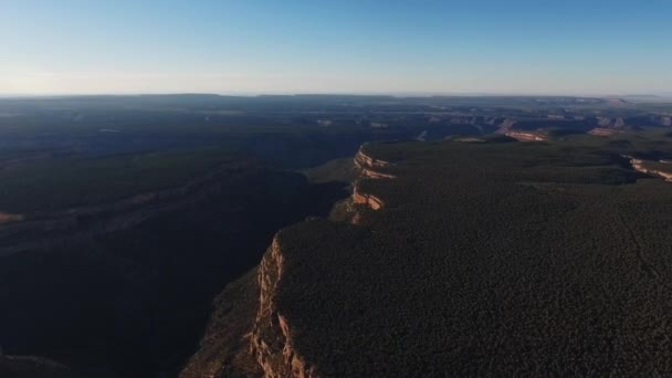 空中回転ショットは ヴェルデ国立公園 コロラド州 アメリカの緑の太陽の光の峡谷を公開 — ストック動画