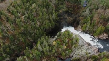 Yoğun bir sonbahar ormanındaki küçük bir şelalenin havadan görünüşü Aguasabon Falls, Ontario, Kanada 