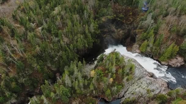 加拿大安大略省Aguasabon Falls，一片茂密的秋天森林中的小瀑布的空中景观 — 图库视频影像