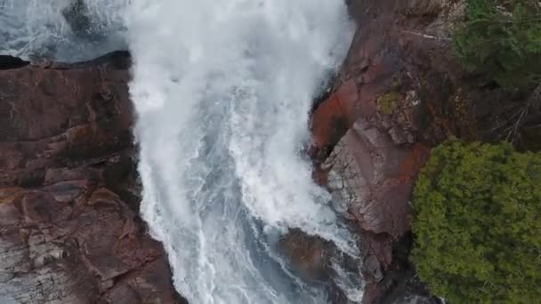 Overhead εναέρια κάμερα συλλαμβάνει έναν καταρράκτη και βραχώδεις ακτές Aguasabon Falls, Οντάριο, Καναδάς — Αρχείο Βίντεο
