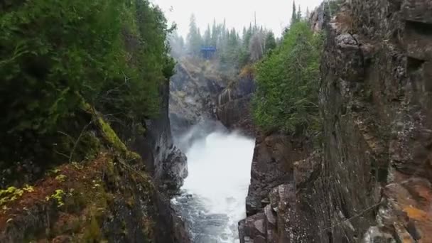 캐나다 온타리오주, 숲 이우 거진 구릉 지대에 있는 폭풍우 가치는 폭포수에 접근하는 무인 카메라 — 비디오