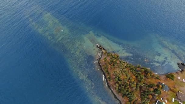 Overhead drone άποψη των όμορφων εξοχικών κατοικιών κοντά στη λίμνη Superior, Μεγάλες Λίμνες, Οντάριο, Καναδάς — Αρχείο Βίντεο