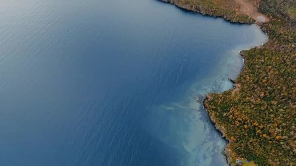 Drone πλάνα από μια ήρεμη λίμνη και ακτή με πυκνό φθινόπωρο δάσος Λίμνη Superior, Μεγάλες Λίμνες, Οντάριο, Καναδάς — Αρχείο Βίντεο