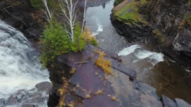 Imágenes aéreas de cascada, acantilado, árboles otoñales y río en la garganta de rocas Río Kaministiquia, Kakabeka Falls, Ontario, Canadá — Vídeo de stock
