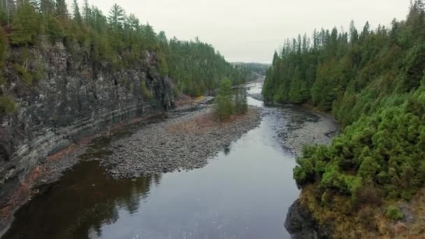 Imágenes de drones de aguas poco profundas entre montañas con un denso bosque verde Río Kaministiquia, Ontario, Canadá — Vídeos de Stock