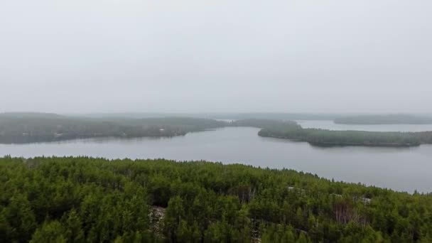 Αεροφωτογραφία του ομιχλώδη ορίζοντα, λίμνη και μικρά νησιά με πυκνό δάσος Willard Lake, Οντάριο, Καναδάς — Αρχείο Βίντεο