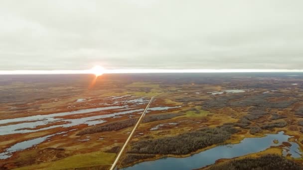 Αεροφωτογραφία του δρόμου σε ένα πεδίο με λίμνες και δάση στην αυγή North Shoal Lake, Manitoba, Καναδάς — Αρχείο Βίντεο