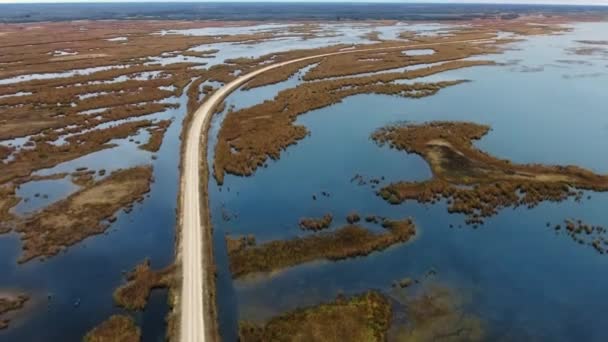 Drone närmar sig vägen genom sjön med grunda North Shoal Lake, Manitoba, Kanada — Stockvideo