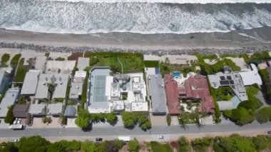 Evlerin, plajların ve okyanus dalgalarının üzerinden uçan insansız hava aracı Malibu, California, ABD 