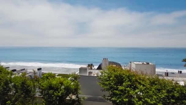 Câmera Drone sobe acima de uma casa em uma praia de areia junto ao oceano Malibu, Califórnia, EUA — Vídeo de Stock