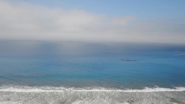 Аэросъемка туманного горизонта, голубого океана и домов на пляже Малибу, Калифорния, США — стоковое видео