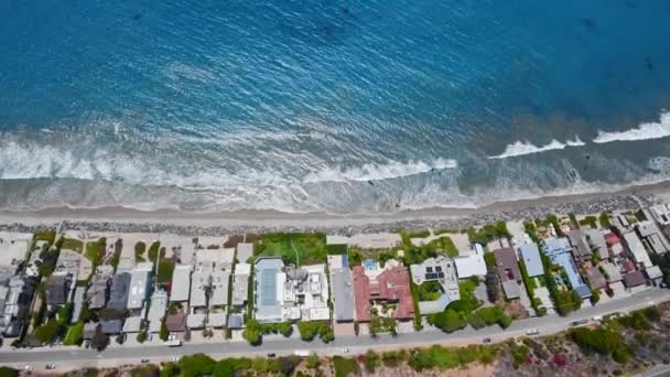 Overhead flygbilder av hus och strand vid det blå havet med vita vågor Malibu, Kalifornien, USA — Stockvideo