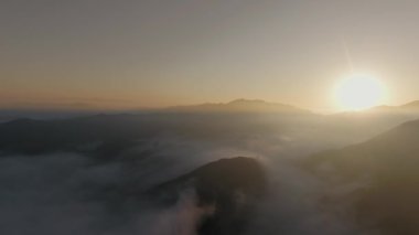 Malibu Kanyonu, Calabasas, Kaliforniya, ABD üzerinden bulutların arasından güneşin doğuşunu gösteren hava manzarası. 