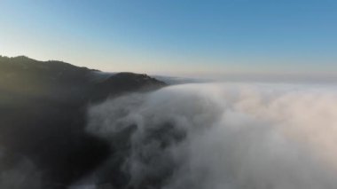 Malibu Kanyonu, Monte Nido, Kaliforniya, ABD 'deki kanyon üzerindeki sisli, kalın bulutların hava görüntüsü. 