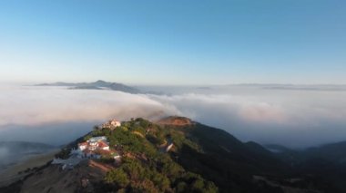 Malibu Kanyonu, Monte Nido, Kaliforniya, ABD 'deki yoğun sabah bulutlarının üzerindeki kanyonun tepesindeki evlerin hava görüntüleri. 