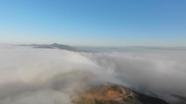 Yoğun bulutlardaki dağ manzarası, Malibu Kanyonu 'nun görünen kıvrımı, Monte Nido, California, ABD 