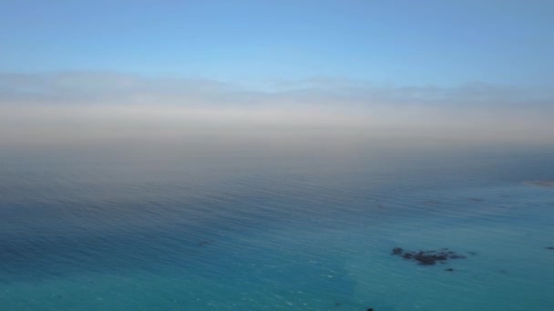 Flygfoto av det lugna havet förvandlas till den blå himlen Malibu, Kalifornien, USA — Stockvideo