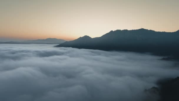 Cámara aérea toma una pintoresca vista de las nubes y el sol se esconde detrás de la montaña al atardecer Cañón Malibú, Calabasas, California, EE.UU. — Vídeo de stock