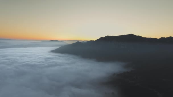Вид с воздуха на облака, покрывающие долину на закате солнца Каньон Малибу, Калабасас, Калифорния, США — стоковое видео