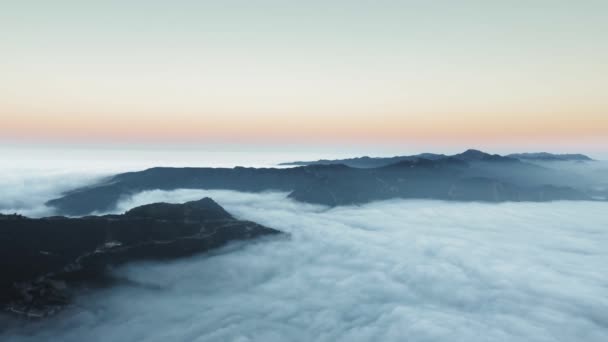 Gündoğumunda Malibu Kanyonu, Calabasas, Kaliforniya, ABD 'de bulutların ve görkemli dağların üzerinden hava manzarası — Stok video