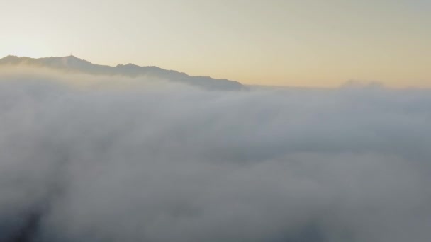 Drönare kamera bryter igenom den tjocka gryningen moln Malibu Canyon, Calabasas, Kalifornien, USA — Stockvideo