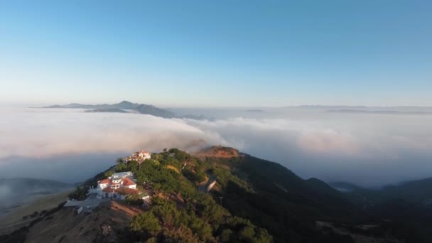 Aerial shot of houses along the top of the canyon above the thick morning clouds Malibu Canyon, Monte Nido, California, USA — Stock Video
