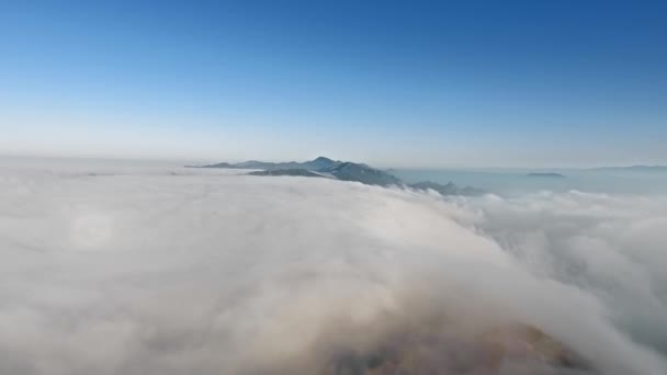 Cámara de drones dispara infinitas nubes gruesas y picos de montaña sobresalientes en la madrugada Cañón Malibú, Monte Nido, California, EE.UU. — Vídeo de stock