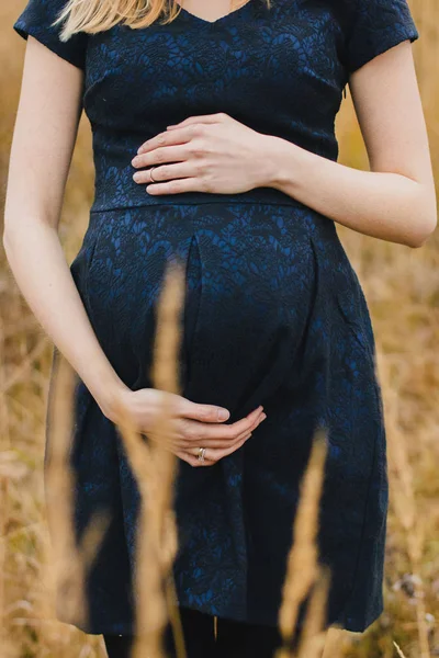 孕妇抱着婴儿肚子的母爱照片 — 图库照片