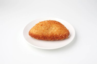 Beyaz arkaplanda izole edilmiş körili ekmek rulosu.