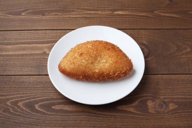 Körili ekmek kızartması masada izole edilmiş.