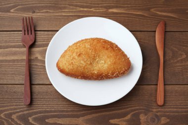 Körili ekmek kızartması masada izole edilmiş.