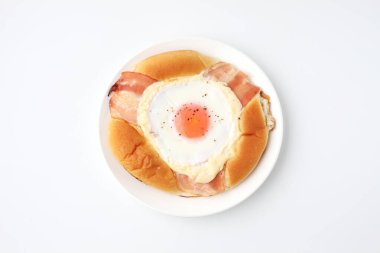 pastırmalı yumurta ekmeği beyaz arka planda izole