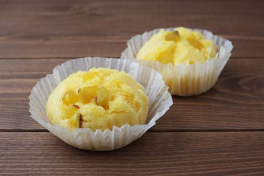 Tatlı patates buğulanmış kek. Masada izole edilmiş kek.