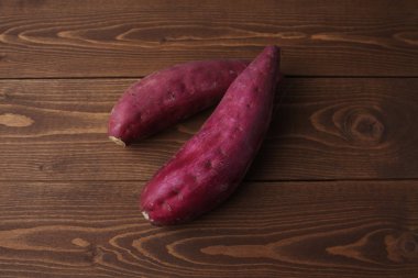 Çiğ patates, masada izole.